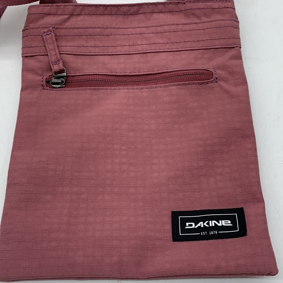 Dakine NWT Rose Blush Mauve Colored Nylon Crossbody Bag NYB4158 - Picture 2 of 9